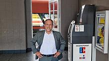 Simon Blümcke am Häfler Bahnhof. Er sagt: „Wir haben am Bahnhof eine Situation, wo mir viele Frauen, jüngere und ältere Menschen, auch ...