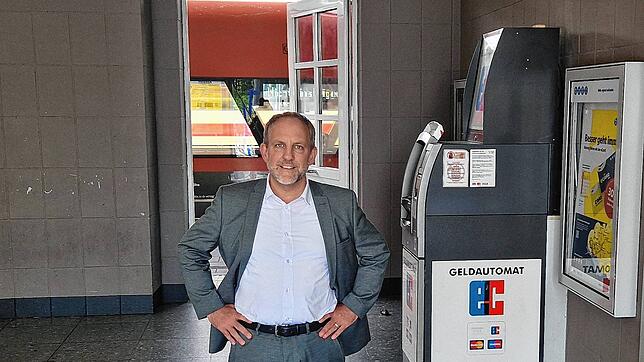 Simon Blümcke am Häfler Bahnhof. Er sagt: „Wir haben am Bahnhof eine Situation, wo mir viele Frauen, jüngere und ältere Menschen, auch ...