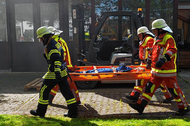 Die nach einem Sturz auf der Flucht vermeintlich verletzte Nina Schulz wird per Schleifkorbtrage gerettet und der DRK-Ortsgruppe zur ...