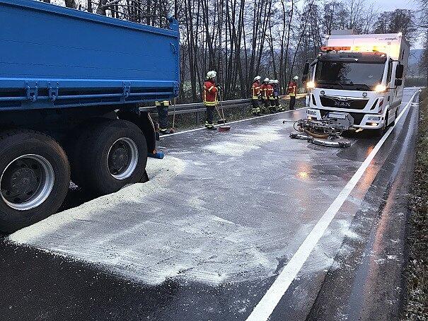 Der LKW-Brand konnte mithilfe von 21 Einsatzkräften gelöscht werden.