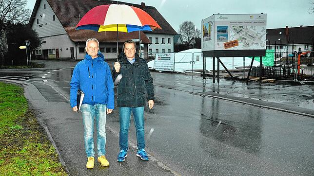 Ferdinand Ritzmann (links) und Helmut Gerlach von der &bdquo;IG Ostanbindung &ndash; so nicht!&ldquo; hoffen, dass die Bevölkerung in ...