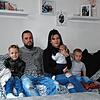 Die Eltern Sara Hartmann und Dean Dangel mit ihren Kindern (von links) Gino, Jayden und Liam. Auf der Couch schlafen die Eltern mit dem ...