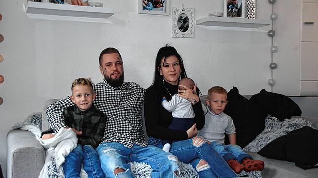 Die Eltern Sara Hartmann und Dean Dangel mit ihren Kindern (von links) Gino, Jayden und Liam. Auf der Couch schlafen die Eltern mit dem ...