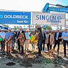 Packten beim Spatenstich für das neue Parkhaus in der Bahnhofstraße kräftig mit an (vorne von links): Architekt Volkmar Schmitt-Förster ...