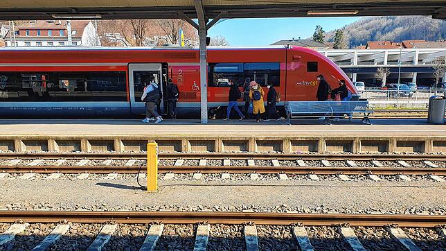 Der Weg zu den Gleisen 2 und 3 am Waldshuter Bahnhof ist für Menschen mit Gehbehinderung oder Kinderwagen beschwerlich. Hier soll es im ...