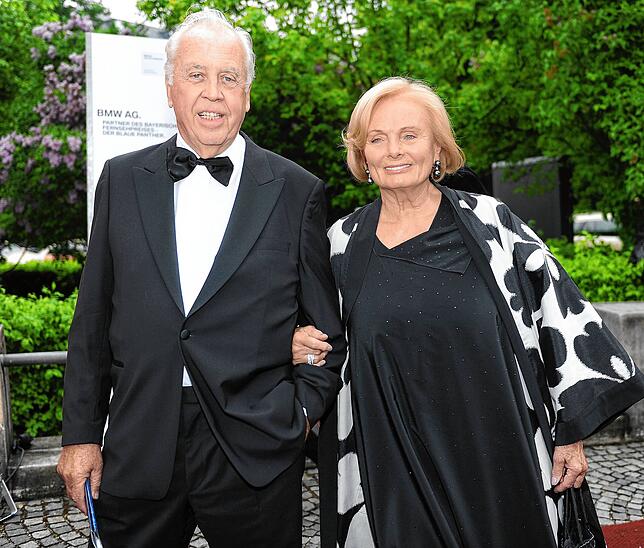 Die Schauspielerin Ruth Maria Kubitschek und ihr Lebensgefährte Wolfgang Rademann bei der Verleihung des Bayerischen Fernsehpreises 2013 ...