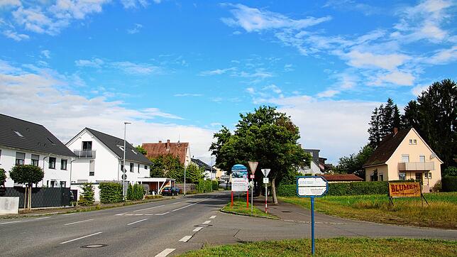 Um diese Stelle geht es: Damit von Böhringen in Richtung Radolfzell fahrende Radfahrer von der aus diesem Blickwinkel linken ...