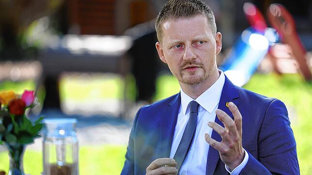 Auf dem Spielplatz vor dem Kinderhaus Bullerbü in Möggingen spricht der Radolfzeller Oberbürgermeister Simon Gröger über die wichtigen ...