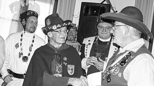 Im Januar 2024 nahm Haslemann Bernhard Müller (vorn links) als besondere Auszeichnung den Orden Goldschliff des Alemannischen ...