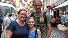 Sie gehören zu den tausenden Einkaufsbummlern am verkaufsoffenen Sonntag (v.l.): Korinna, Jana und Wolfgang Mauk.
