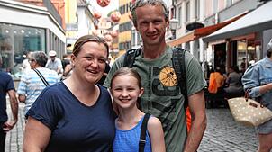 Sie gehören zu den tausenden Einkaufsbummlern am verkaufsoffenen Sonntag (v.l.): Korinna, Jana und Wolfgang Mauk.