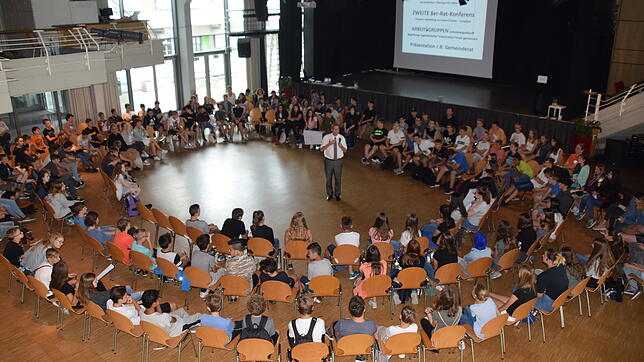 Großes Interesse: 150 Siebtklässler aus allen weiterführenden Schulen lernten am Dienstag das Rheinfelder Rathaus und die Verwaltung ...