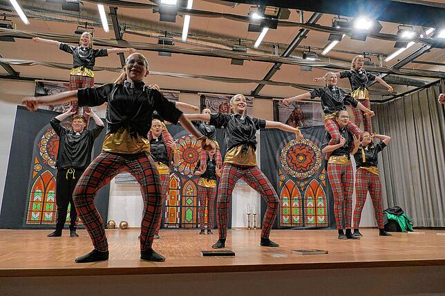 Die Hopstars vom Showtanzverein Sauldorf hatten kirchliche Motive und Symbole in ihre Tanznummer aufgenommen.