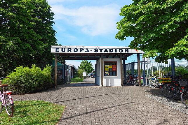 Das Europastadion in Warmbach, daneben ist das Freibad.