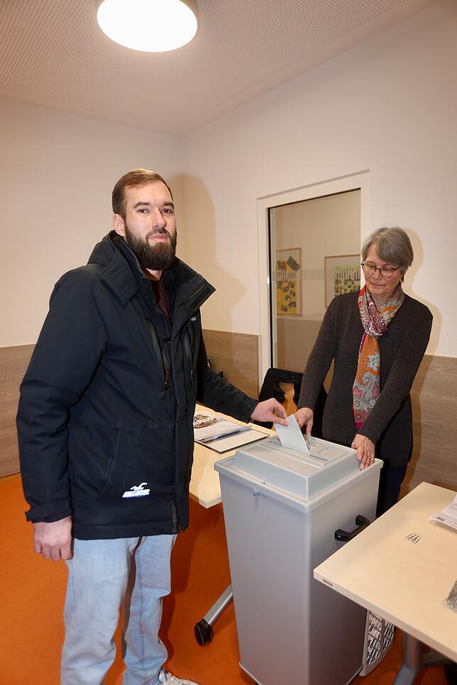 Lars Hofmann, Kandidat der Linken im Wahlkreis Konstanz, nimmt sein Stimmrecht im Konstanzer Wahllokal im Kinderkulturzentrum Raiteberg ...