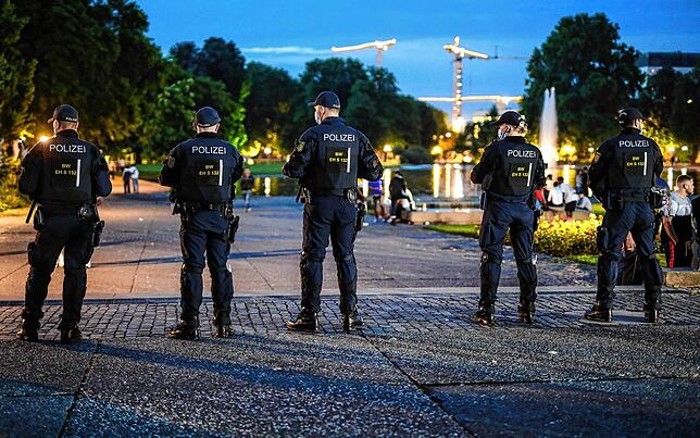 Polizisten beobachten die Lage am Eckensee.