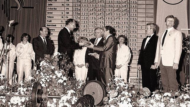 Bei den Europa- und Weltmeisterschaften der Junioren 1986 in der Donauhalle: Der damalige OB Bernhard Everke (links) und sein Vize ...