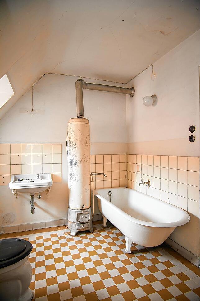 So sah es in den Nasszellen der 1950er Jahre aus. Der Wasserboiler stand auf einer mit Holz oder Kohle betriebenen Feuerstelle, die ...