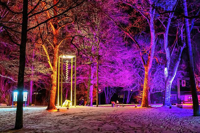 Bild 4: Die Weihnachtsbeleuchtung in vielen Gemeinden ist so festlich wie immer: Doch es fehlt etwas