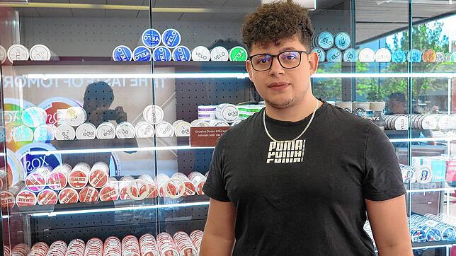 Giuseppe Pezzarossa arbeitet seit mehr als zwei Jahren in einem Kreuzlinger Snus-Geschäft.