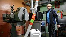 Der alte Projektor im Scala-Kino hat nur noch musealen Charakter. Thomas Peither vom Kino-Verein freut sich, dass die Vorführungen mit ...