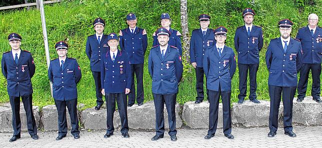 Ehrungen der Wehrmänner Freiwillige Feuerwehr Meßkirch: (vorne von links) Marcel Back, Tobias Lumb, Karl Droxner, Volker Kiene, Dominic ...