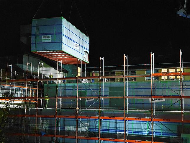 April 2021: Zu nächtlicher Stunde werden die einzelnen Module, aus denen der spätere Erweiterungsbau des Klinikums Hochrhein besteht, ...