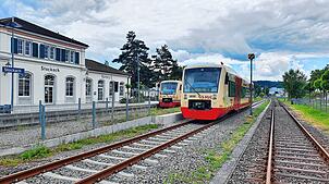 Die Biberbahn (rechts) im Bahnhof von Stockach nimmt bald wieder ihren Saisonbetrieb auf. Direkt zum Auftakt gibt es zwei Besonderheiten ...
