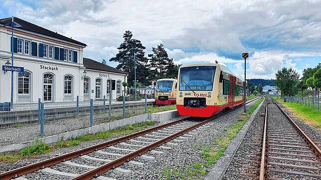 Die Biberbahn (rechts) im Bahnhof von Stockach nimmt bald wieder ihren Saisonbetrieb auf. Direkt zum Auftakt gibt es zwei Besonderheiten ...