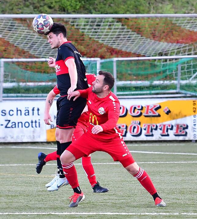 Zwei Scorerpunkte: Aaron Zimmermann (links, gegen Rouven Rünzi) bereitete das 2:0 vor und traf selbst mit seinem dritten Saisontreffer ...