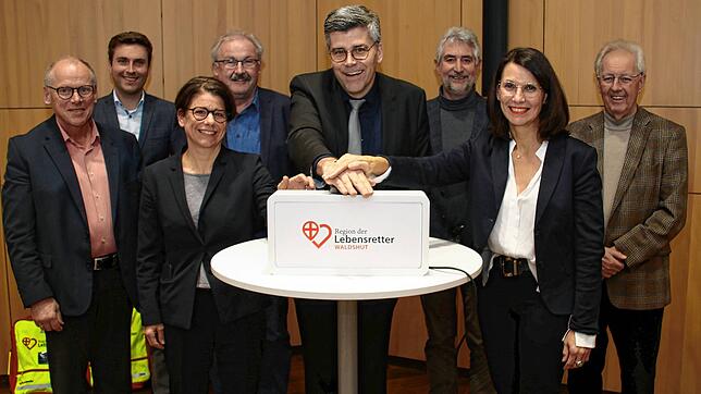 Start für die App Region der Lebensretter im Landkreis Waldshut. Von links: Manfred Weber (Bürgermeister Küssaberg), Lothar Probst ...