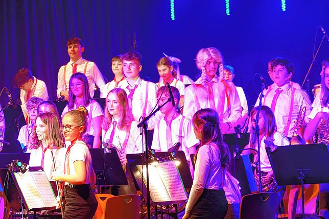 Bild 22: Buäbä & Maidli begeistern während dem 24. Showkonzert der Feuerwehrkapelle Pfohren das Publikum