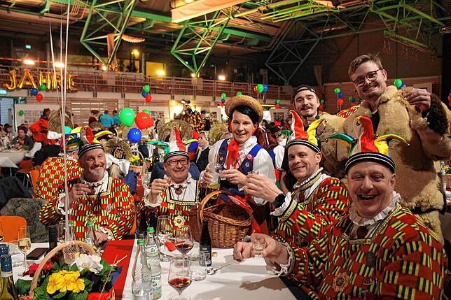 Nach dem Essen liefen einige Marketenderinnen (im Bild Iris Laible) mit Schnaps herum. Einige Herren vom Narrengericht und den Yetis ...