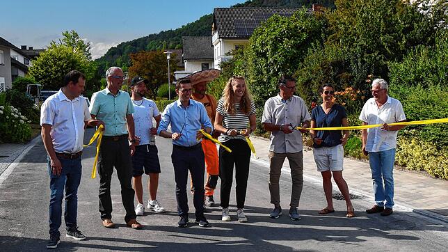 Bürgermeister Benjamin Mors (Vierter von links) lobt die Anwohner für ihre Geduld und freut sich, die Straße nach einem Jahr Bauzeit ...