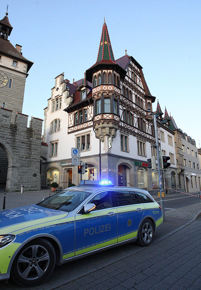 Großeinsatz von Feuerwehr und Polizei an der Hirsch-Apotheke. Das Schnetztor war großräumig abgesperrt.