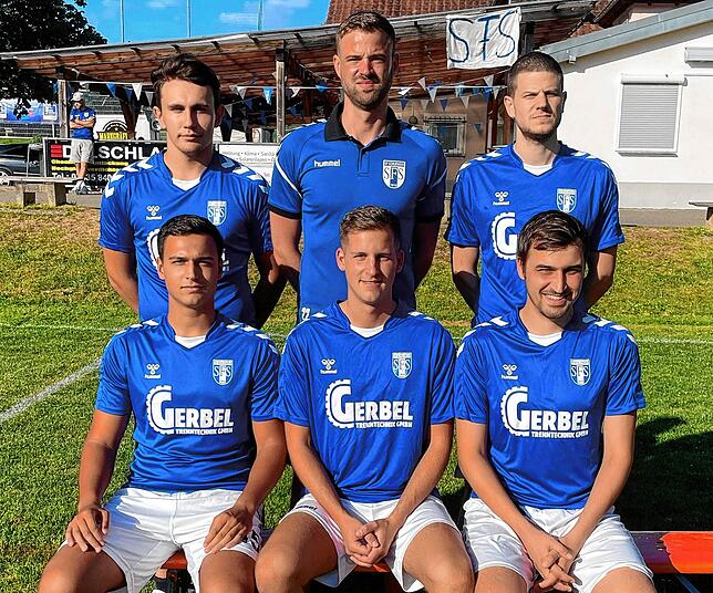 Die Neuen beim Aufsteiger: Sportchef Jean Rossetti (hinten, Mitte) freut sich über die Zugänge Jonas Friese (hinten, links) und Jonas ...