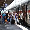 (Archivbild) Fahrgäste steigen am Singener Bahnhof in einen Intercity. Bis zu zwei Jahrzehnte dauert die Modernisierung der Gäubahn. ...