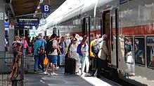 (Archivbild) Fahrgäste steigen am Singener Bahnhof in einen Intercity. Bis zu zwei Jahrzehnte dauert die Modernisierung der Gäubahn. ...