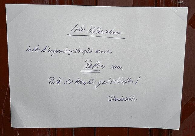 Ein Schild an einer Tür in Konstanz. Es informiert darüber, dass in der Klingenbergstraße im Stadtteil Petershausen Ratten unterwegs sind.