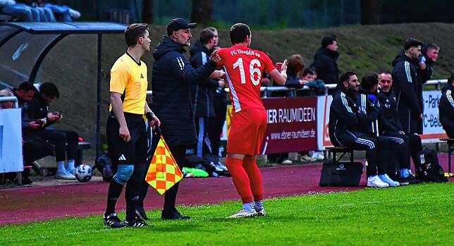 Bleibt Optimist: Trainer Erkan Kanli (im Gespräch mit David Slabjar) steckte die 2:4-Niederlage des FC Tiengen 08 im Derby beim SV 08 ...