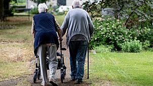 Immer mehr Beschwerden über Pflegemissstände gehen ein: 2024 sind sie in Bayern um zehn Prozent gestiegen.