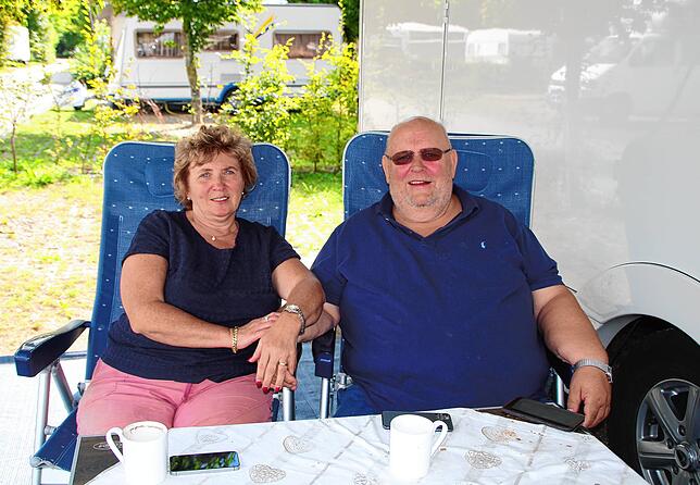 Bernd und Sieglinde Knispel entspannen bei einer Tasse Kaffee im Schatten vor ihrem großzügigen Reisemobil.