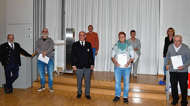 Die stellvertretende Kreisverbandsvorsitzende Elke Bettecken (zweite von rechts) und der stellvertretende Vorsitzende des ...
