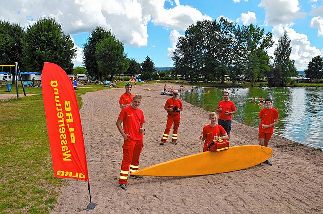 Mitglieder der der DLRG-Ortsgruppe Baar schieben am Riedsee Wachdienst.