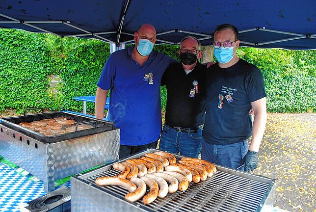 Sie brutzeln Würste und Steaks (von links): Nico Keller, Wolfgang Ebner und Tobias Bartelmess.