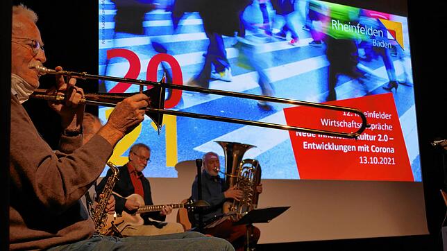 Beschwingt in die Zukunft oder nicht? Die Rheinfelder Wirtschaftsgespräche &ndash; mit Sound von Jazz & Co &ndash; versuchten darauf ...