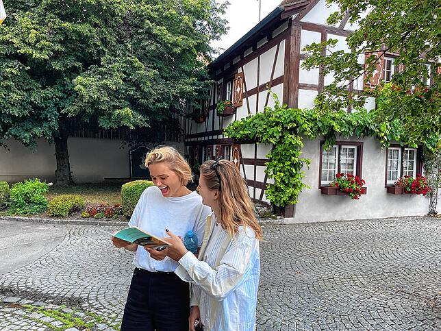 Lilly (links) und Ida am Startpunkt der Escape Tour beim Bermatinger Rathaus.