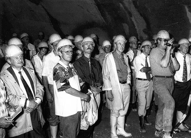 1997: Ausgestattet mit Helmen besichtigen Kommunalpolitiker von damals die Tunnelröhre. Links der Bürgermeister von Lauchringen, Bertold ...