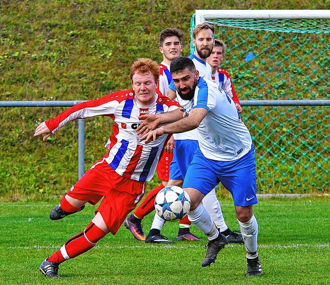 Damals: Im Oktober 2017 gewann Isa Celik (rechts, gegen Michael Selb) mit dem FC Geißlingen mit 3:1 beim FC Schlüchttal.