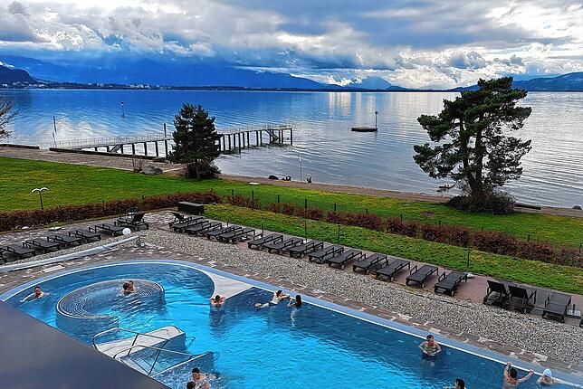 Das Außenbecken bietet Badegästen nicht nur erfrischendes Wasser, sondern auch einen atemberaubenden Blick auf den Bodensee und das ...